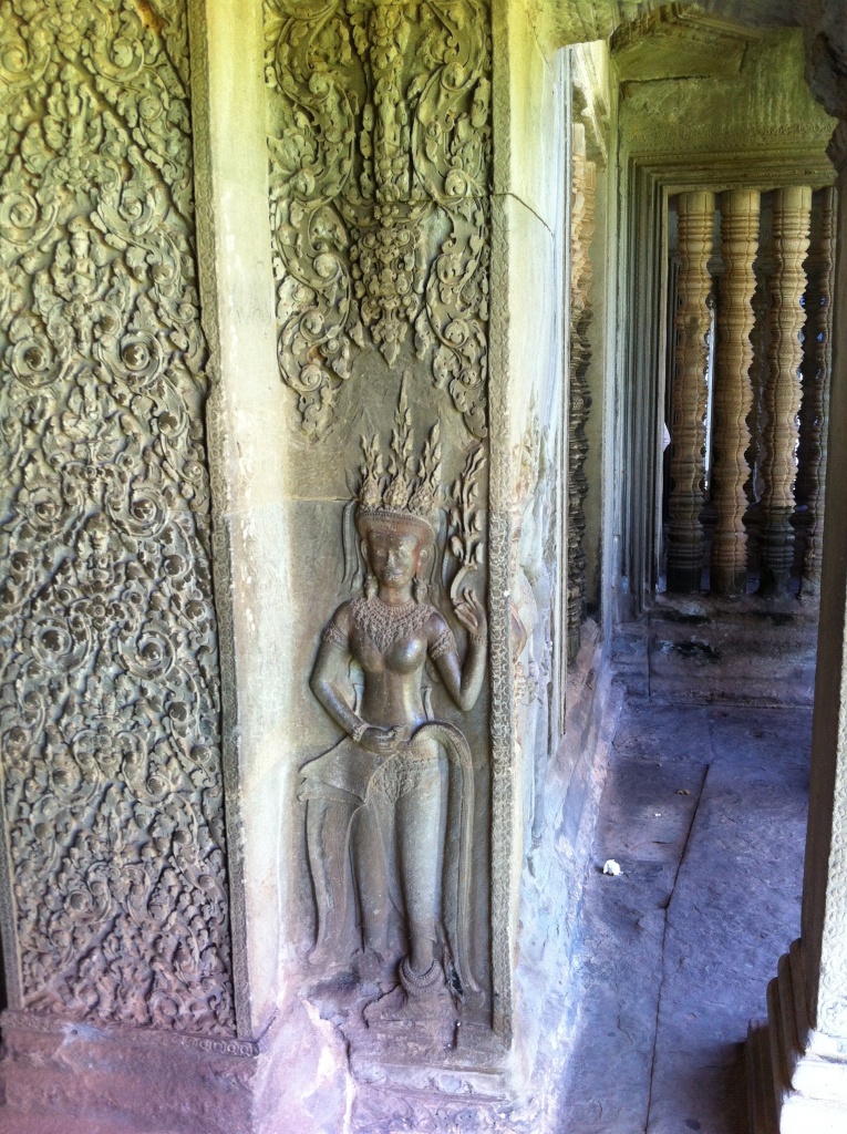 Detalhe das paredes do templo entalhadas com Apsaras (ninfas).