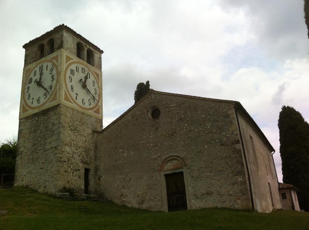 O relógio da igreja na colina.
