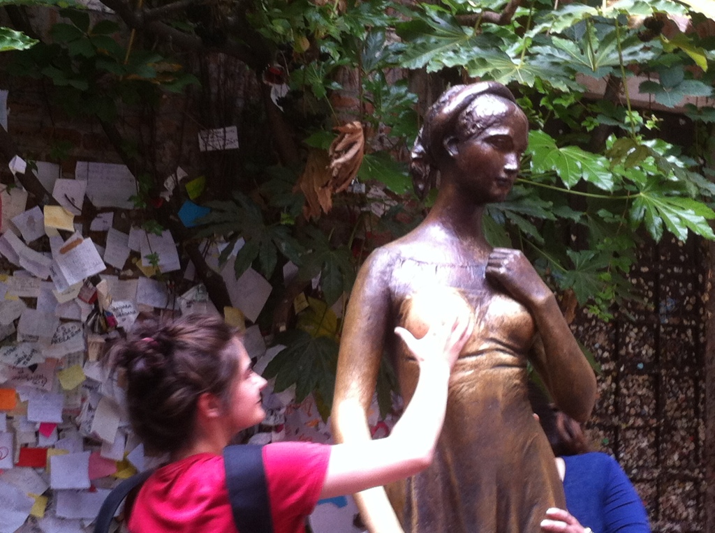 A estátua da Julieta.